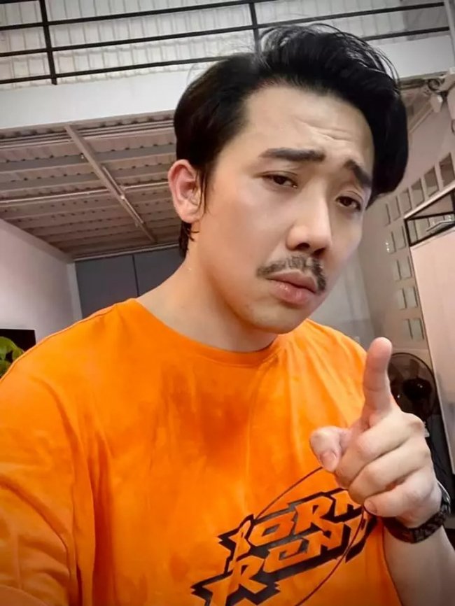 Showbiz hot 7/7: Quách Ngọc Tuyên đưa vợ đi thi tốt nghiệp THPT, Để Vương Gia Nhĩ làm ngựa cho người khác cưỡi 1 Showbiz hot 7/7: Quách Ngọc Tuyên đưa vợ đi thi tốt nghiệp THPT, Để Vương Gia Nhĩ làm ngựa cho người khác cưỡi 1