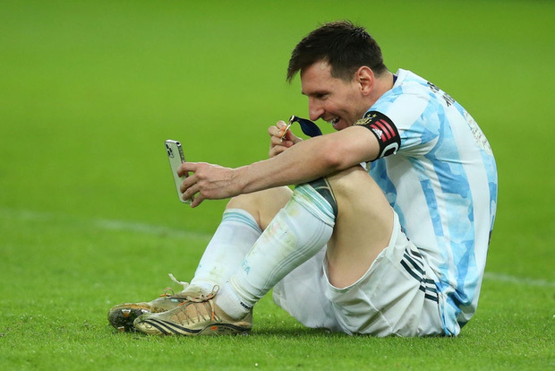 Messi ra sân cỏ là ‘cá mập’, về nhà là ‘cá con’: Call video khoe huy chương với vợ 1