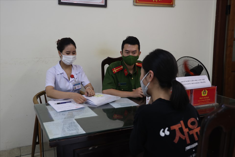 Bất chấp chỉ thị 16, cô gái HN vẫn dắt chó đi dạo và bị phạt 2 triệu đồng 2 Bất chấp chỉ thị 16, cô gái HN vẫn dắt chó đi dạo và bị phạt 2 triệu đồng 2