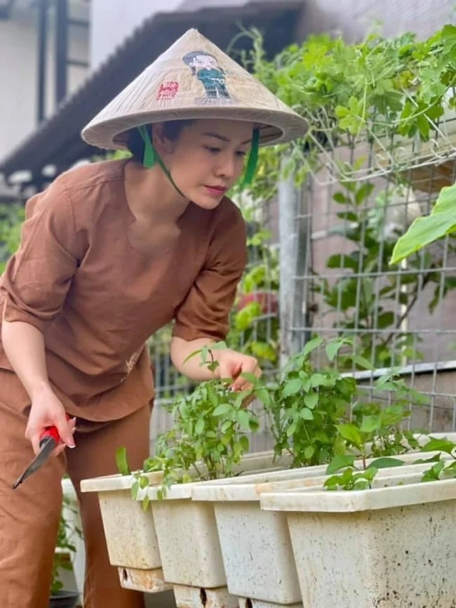 Showbiz hot 26/7: DV phim 'Hương vị tình thân' tung loạt ảnh 'ỡm ờ' sau clip quay lén, cuộc sống Lê Thị Dần sau khi thi Thách thức danh hài - Ảnh 4