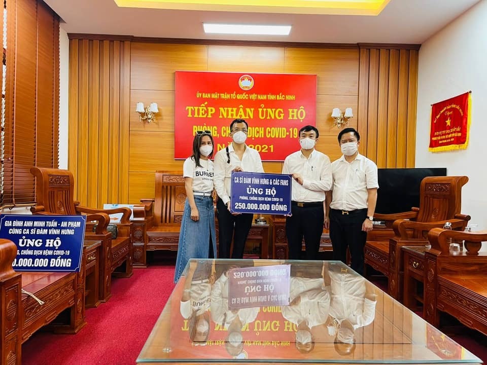 Lệ Quyên gọi thẳng ‘kẻ vô dụng’, 'đạo đức giả' khi Đàm Vĩnh Hưng nói chuyện từ thiện 4 Lệ Quyên gọi thẳng ‘kẻ vô dụng’, 'đạo đức giả' khi Đàm Vĩnh Hưng nói chuyện từ thiện 4
