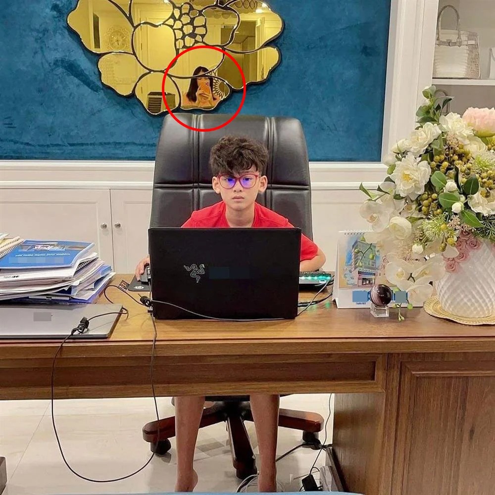 Showbiz 30/8: Đàm Vĩnh Hưng ‘soán ngôi’ Hoài Linh; Lệ Quyên ‘về nhà’ khi Đức Huy ‘buông bỏ’ tình trẻ Cẩm Đan? - Ảnh 2