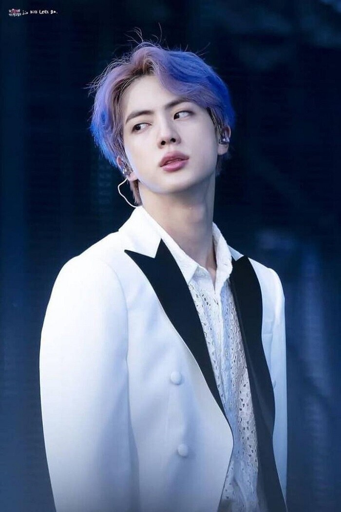 Jin BTS phản ứng khi MC nhận định ‘vẻ ngoài làm lu mờ tài năng’ ngay trên sóng? 3 Jin BTS phản ứng khi MC nhận định ‘vẻ ngoài làm lu mờ tài năng’ ngay trên sóng? 3