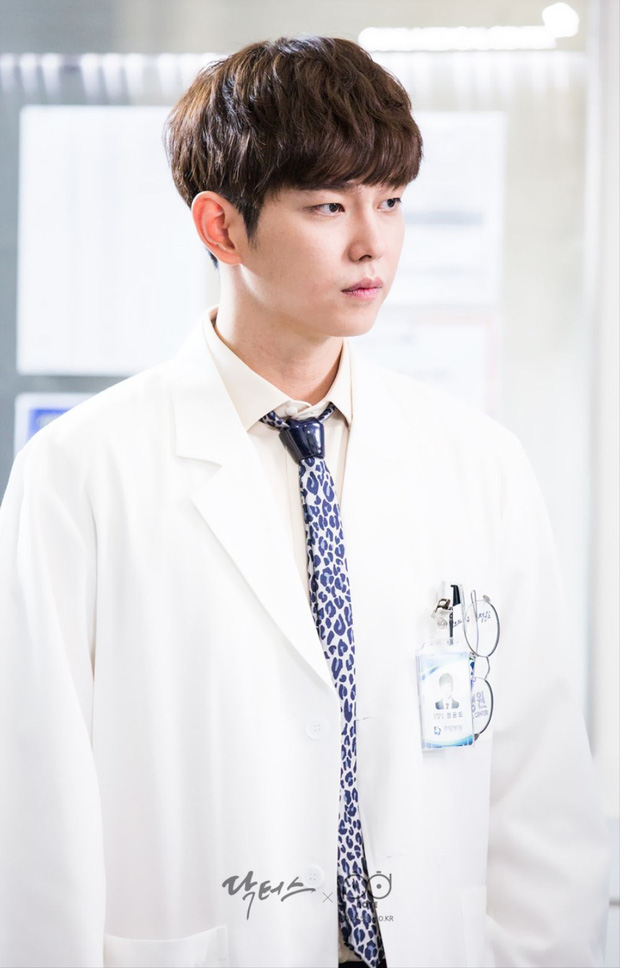 9 nam thần Kbiz khoác blouse trắng: Ahn Hyo Seop, Lee Dong Wook, Lee Jong Suk khiến fan muốn ‘khám bệnh’ luôn 3 9 nam thần Kbiz khoác blouse trắng: Ahn Hyo Seop, Lee Dong Wook, Lee Jong Suk khiến fan muốn ‘khám bệnh’ luôn 3