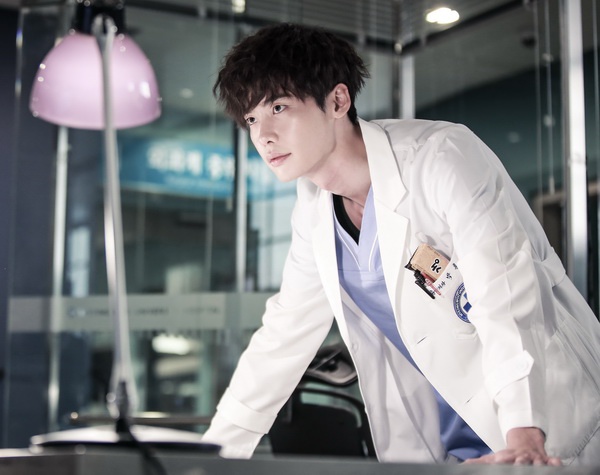 9 nam thần Kbiz khoác blouse trắng: Ahn Hyo Seop, Lee Dong Wook, Lee Jong Suk khiến fan muốn ‘khám bệnh’ luôn 6 9 nam thần Kbiz khoác blouse trắng: Ahn Hyo Seop, Lee Dong Wook, Lee Jong Suk khiến fan muốn ‘khám bệnh’ luôn 6