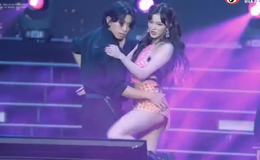 Học trò Lisa BLACKPINK công khai ‘thả rông’, được ví như HuynA của Cbiz 4 Học trò Lisa BLACKPINK công khai ‘thả rông’, được ví như HuynA của Cbiz 4