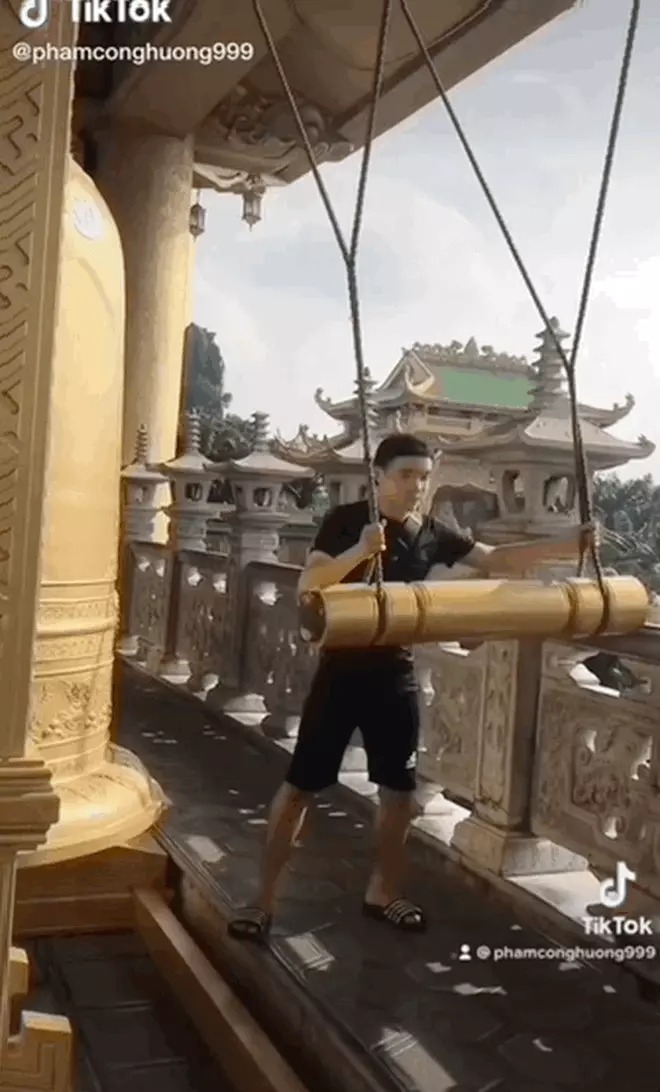 Clip thanh niên leo lên nóc Đại Nam, hành động ‘thách ngược’ bà Phương Hằng hậu lùm xùm sao kê 2 Clip thanh niên leo lên nóc Đại Nam, hành động ‘thách ngược’ bà Phương Hằng hậu lùm xùm sao kê 2