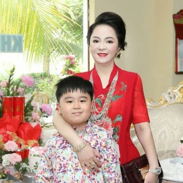 Bà Phương Hằng vừa tuyên bố nghỉ livestream, Huỳnh Hằng Hữu đã vội ‘tranh ngôi’ lấy ‘đất diễn’ 1 Bà Phương Hằng vừa tuyên bố nghỉ livestream, Huỳnh Hằng Hữu đã vội ‘tranh ngôi’ lấy ‘đất diễn’ 1