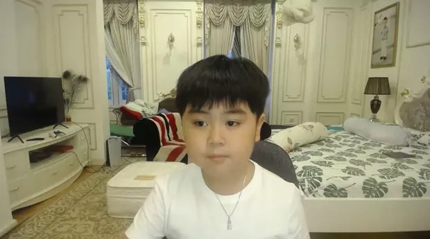 Bà Phương Hằng vừa tuyên bố nghỉ livestream, Huỳnh Hằng Hữu đã vội ‘tranh ngôi’ lấy ‘đất diễn’ 3 Bà Phương Hằng vừa tuyên bố nghỉ livestream, Huỳnh Hằng Hữu đã vội ‘tranh ngôi’ lấy ‘đất diễn’ 3