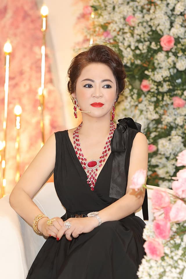 Bí mật tuổi trẻ bà Phương Hằng cẩn thận ‘che đậy’ nhằm trụ vững thương trường suốt 50 năm 2 Bí mật tuổi trẻ bà Phương Hằng cẩn thận ‘che đậy’ nhằm trụ vững thương trường suốt 50 năm 2