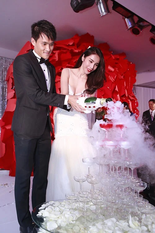 Showbiz 24h: Vợ NS Công Lý cầu cứu CĐM vì ông xã; Thuỷ Tiên từng bị bố Công Vinh 'khó chịu' vì hỗn 3 Showbiz 24h: Vợ NS Công Lý cầu cứu CĐM vì ông xã; Thuỷ Tiên từng bị bố Công Vinh 'khó chịu' vì hỗn 3