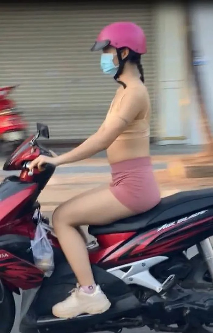 Cô gái diện đồ bó ‘thoáng mát’ lái xe bon bon trên đường gây xôn xao MXH 1 Cô gái diện đồ bó ‘thoáng mát’ lái xe bon bon trên đường gây xôn xao MXH 1