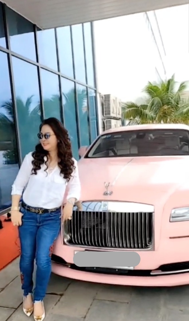 Bà Phương Hằng ‘khui’ cả showbiz nhưng lại ‘vì yêu cứ đâm đầu’ với 1 danh ca 20 năm trong nghề 2 Bà Phương Hằng ‘khui’ cả showbiz nhưng lại ‘vì yêu cứ đâm đầu’ với 1 danh ca 20 năm trong nghề 2