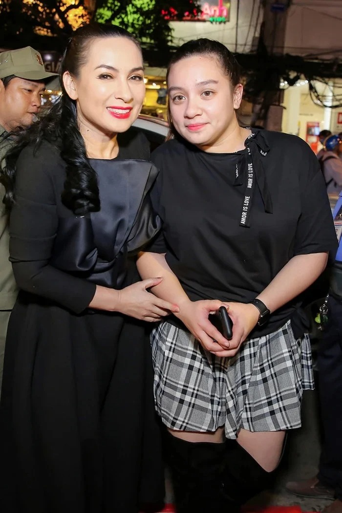 Showbiz 24h: Bà Phương Hằng ‘lật mặt’ cả showbiz chỉ trừ 1 người; Thông tin hiếm hoi về cha của con gái Phi Nhung 2 Showbiz 24h: Bà Phương Hằng ‘lật mặt’ cả showbiz chỉ trừ 1 người; Thông tin hiếm hoi về cha của con gái Phi Nhung 2