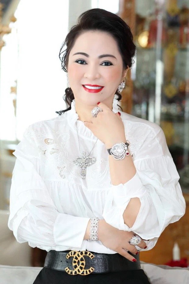 Bà Phương Hằng bị ‘tóm sống’ nhan sắc ‘mộc’: Đi ngoài đường khác xa ảnh trên mạng 1 Bà Phương Hằng bị ‘tóm sống’ nhan sắc ‘mộc’: Đi ngoài đường khác xa ảnh trên mạng 1