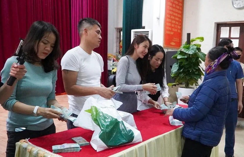 Showbiz 24h: Con trai bà Phương Hằng để lộ bí mật trong gia đình bề thế; Thủy Tiên thở phào tiền từ thiện 3 Showbiz 24h: Con trai bà Phương Hằng để lộ bí mật trong gia đình bề thế; Thủy Tiên thở phào tiền từ thiện 3