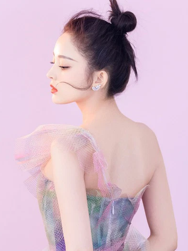 Tấm lưng trần của Địch Lệ Nhiệt Ba, Lưu Thy Thy,.. khiến bất kì ai cũng ao ước