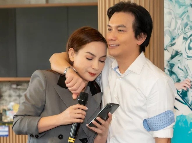 Showbiz 24h: Lộ clip lén Ngọc Trinh cùng 'ông bầu' đụng chạm ở nhà riêng; Công Vinh tuyên bố 'dứt tình' Thủy Tiên? - Ảnh 1 Showbiz 24h: Lộ clip lén Ngọc Trinh cùng 'ông bầu' đụng chạm ở nhà riêng; Công Vinh tuyên bố 'dứt tình' Thủy Tiên? - Ảnh 1