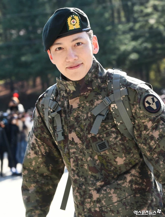 8 nam thần Kbiz mặc quân phục mlem ‘muốn xỉu’: Song Joong Ki, Hyun Bin vẫn chưa là gì 5