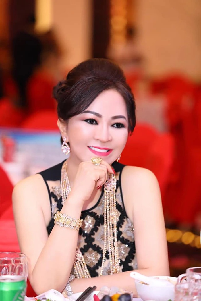 Bị Vy Oanh gửi ‘cảnh cáo’, bà Phương Hằng ‘bẻ hướng’ dư luận cực gắt bằng thông báo mới 2 Bị Vy Oanh gửi ‘cảnh cáo’, bà Phương Hằng ‘bẻ hướng’ dư luận cực gắt bằng thông báo mới 2
