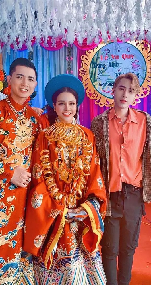 Cô dâu đeo vàng trĩu cổ, số tiền hồi môn được bạn thân tiết lộ khiến CĐM ‘xỉu up xỉu down’ 1 Cô dâu đeo vàng trĩu cổ, số tiền hồi môn được bạn thân tiết lộ khiến CĐM ‘xỉu up xỉu down’ 1