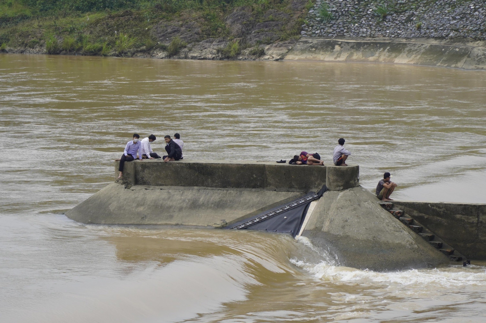 Quảng Trị: Giải cứu Phó Giám đốc Sở GTVT cùng 6 người mắc kẹt giữa sông Thạch Hãn 2
