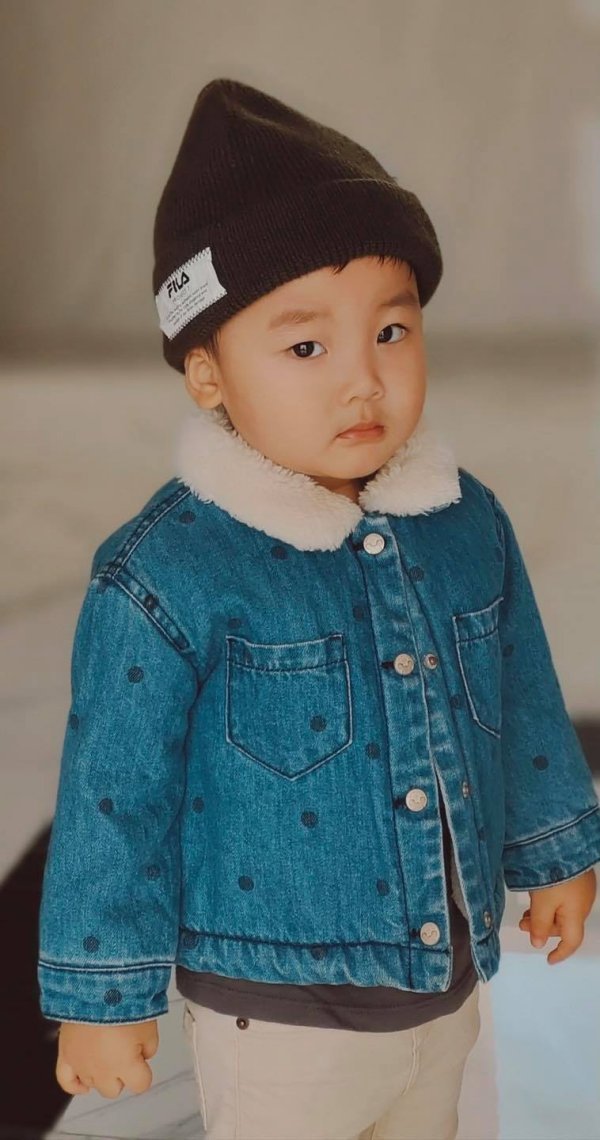 Mới 2 tuổi, bé Bo nhà Hòa Minzy đã học làm ‘hoàng tử mùa đông’, phong thái ‘ăn đứt’ sao hạng A 3