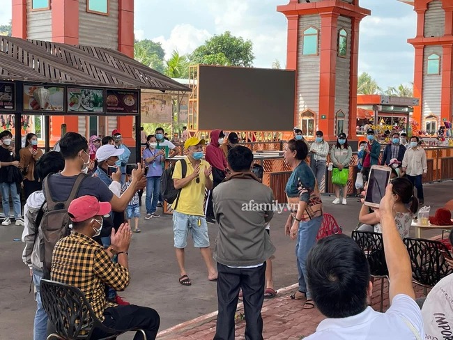NÓNG: Hàng trăm người chen chúc, lặn lội 100km đến Đại Nam quyết tâm ‘hỏi chuyện’ bà Phương Hằng 2 NÓNG: Hàng trăm người chen chúc, lặn lội 100km đến Đại Nam quyết tâm ‘hỏi chuyện’ bà Phương Hằng 2