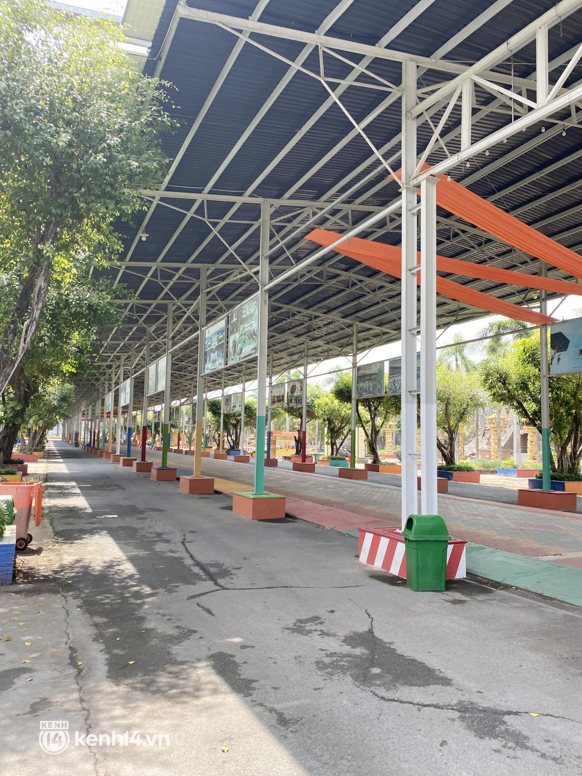 NÓNG: Hàng trăm người chen chúc, lặn lội 100km đến Đại Nam quyết tâm ‘hỏi chuyện’ bà Phương Hằng 3 NÓNG: Hàng trăm người chen chúc, lặn lội 100km đến Đại Nam quyết tâm ‘hỏi chuyện’ bà Phương Hằng 3