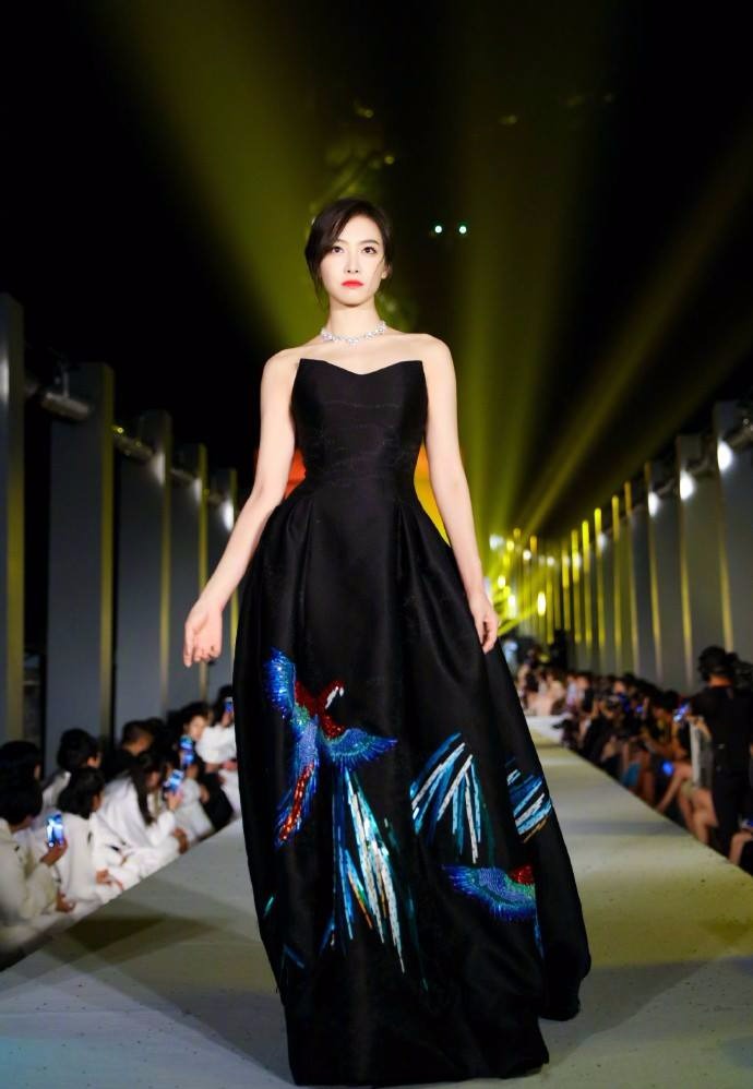 6 mỹ nhân Cbiz catwalk ‘đẹp xỉu’: Nhiệt Ba, Dương Mịch chân 1 hàng vẫn thua 'Phú Sát Hoàng Hậu' 1 6 mỹ nhân Cbiz catwalk ‘đẹp xỉu’: Nhiệt Ba, Dương Mịch chân 1 hàng vẫn thua 'Phú Sát Hoàng Hậu' 1