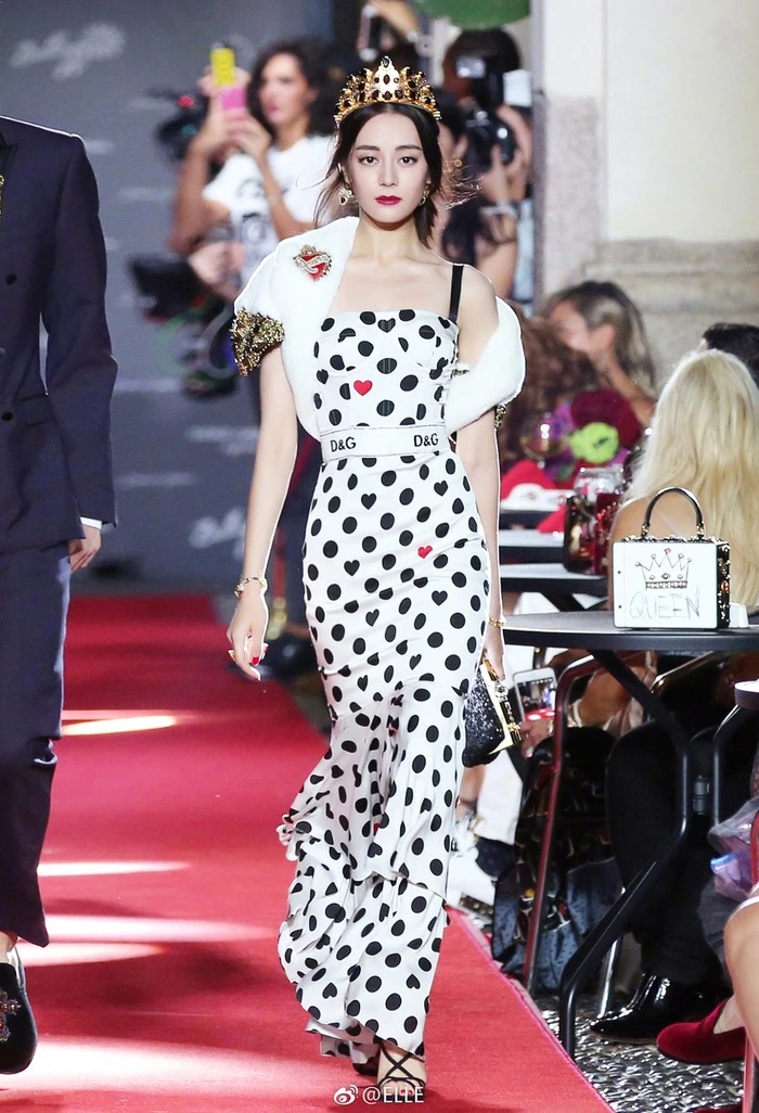 6 mỹ nhân Cbiz catwalk ‘đẹp xỉu’: Nhiệt Ba, Dương Mịch chân 1 hàng vẫn thua 'Phú Sát Hoàng Hậu' 4 6 mỹ nhân Cbiz catwalk ‘đẹp xỉu’: Nhiệt Ba, Dương Mịch chân 1 hàng vẫn thua 'Phú Sát Hoàng Hậu' 4