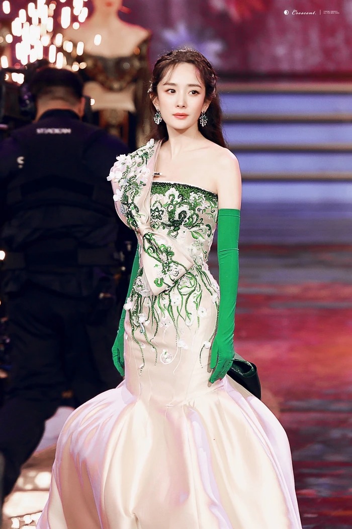6 mỹ nhân Cbiz catwalk ‘đẹp xỉu’: Nhiệt Ba, Dương Mịch chân 1 hàng vẫn thua 'Phú Sát Hoàng Hậu' 5 6 mỹ nhân Cbiz catwalk ‘đẹp xỉu’: Nhiệt Ba, Dương Mịch chân 1 hàng vẫn thua 'Phú Sát Hoàng Hậu' 5