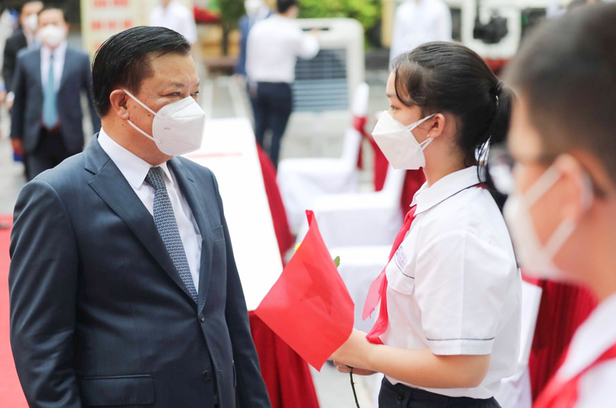 Bí thư Thành ủy Hà Nội Đinh Tiến Dũng: Từng bước đưa hệ thống giáo dục Thủ đô trở lại ''bình thường mới'' 2 Bí thư Thành ủy Hà Nội Đinh Tiến Dũng: Từng bước đưa hệ thống giáo dục Thủ đô trở lại ''bình thường mới'' 2