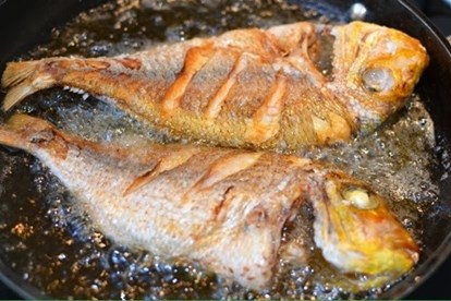 Chẳng cần bột mì, chỉ 1 nguyên liệu ‘luôn sẵn’ trong nhà bếp sẽ giúp chiên cá vàng giòn mà không dính chảo 1