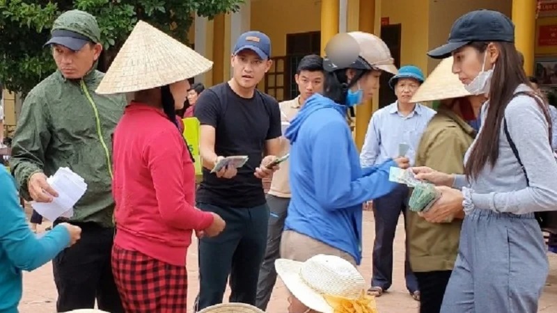 Showbiz 24h: Thủy Tiên bị lộ bằng chứng phát tiền 'ngoài luồng'; Con gái Phi Nhung bật cười trong lễ cúng thất mẹ - Ảnh 1 Showbiz 24h: Thủy Tiên bị lộ bằng chứng phát tiền 'ngoài luồng'; Con gái Phi Nhung bật cười trong lễ cúng thất mẹ - Ảnh 1
