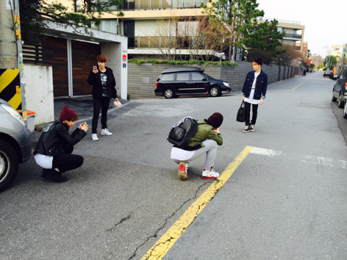 8 Idol Kpop 'lăn xả' vì đồng đội: Jungkook (BTS) ngồi 'bán cá', Lisa (BLACKPINK) quỵ gối vẫn không bằng trùm cuối 2