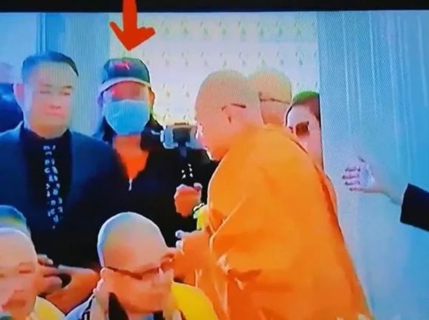 Showbiz 24h: Tình cũ Hoàng Thuỳ Linh kết hôn; Hoài Linh có mặt trong đám tang của cố ca sĩ Phi Nhung? - Ảnh 3 Showbiz 24h: Tình cũ Hoàng Thuỳ Linh kết hôn; Hoài Linh có mặt trong đám tang của cố ca sĩ Phi Nhung? - Ảnh 3