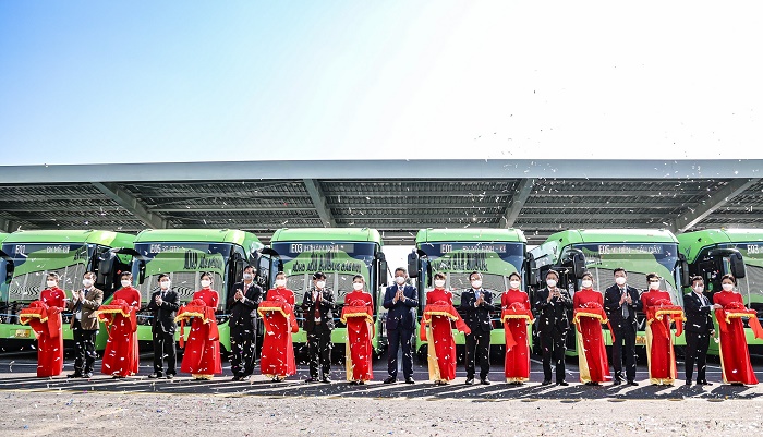 Các đại biểu cắt băng khai trương tuyến xe buýt điện Các đại biểu cắt băng khai trương tuyến xe buýt điện