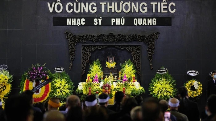 Đám tang NS Phú Quang: Thanh Lam, Tùng Dương và nhiều NS Việt bật khóc, con út cố nhìn bố lần cuối 1