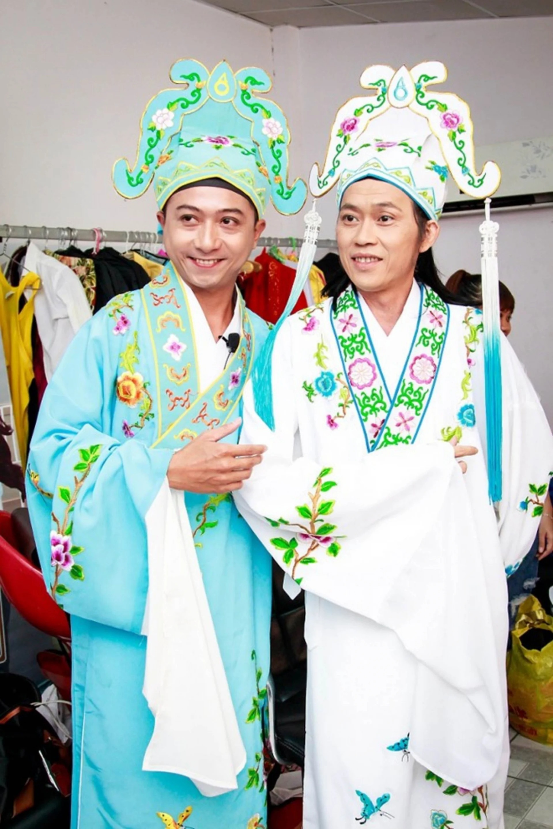 Showbiz 24h: 'Đệ ruột' bóc trần Hoài Linh hậu tái xuất, BTV Sơn Lâm thông báo mình là F0 cực 'mặn' - Ảnh 1