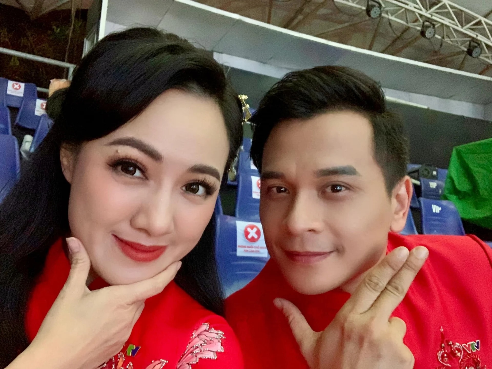 Showbiz 19/12: Minh Béo hiên ngang nhận giải hậu drama ấu dâm, BTV Hoài Anh dịu dàng bên 'nam thần' màn ảnh - Ảnh 3 Showbiz 19/12: Minh Béo hiên ngang nhận giải hậu drama ấu dâm, BTV Hoài Anh dịu dàng bên 'nam thần' màn ảnh - Ảnh 3