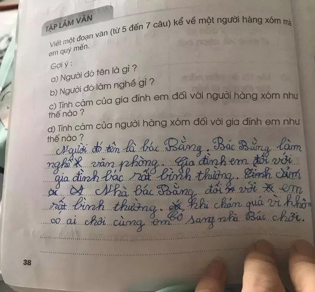 Nhóc tiểu học viết văn tả bác hàng xóm, câu chốt cuối khiến mẹ ‘đứng hình’ 1