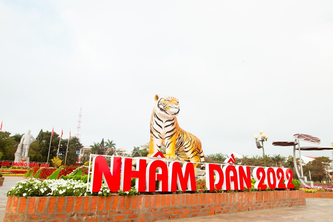 Hướng của linh vật hổ này nhìn thẳng ra tuyến quốc lộ bắc nam, trông vô cùng hùng dũng. Bên cạnh đó, hình ảnh các nghệ nhân và lực lượng chức năng vận chuyển “hổ” cũng thu hút sự chú ý từ cộng đồng mạng. Ảnh: Thanh niên