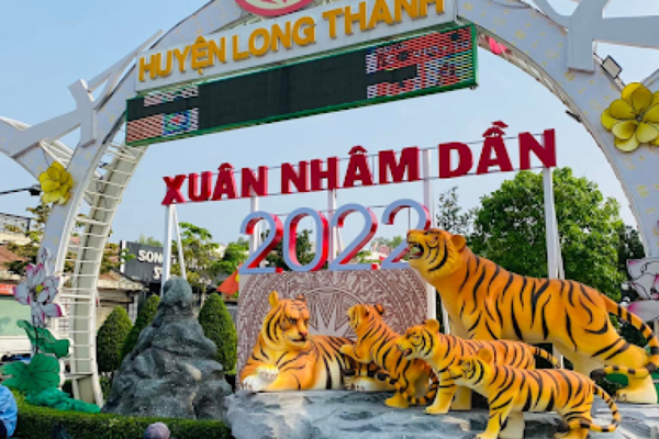 Hổ Long Thành (Đồng Nai) gây chú ý không kém vì sự oai hùng