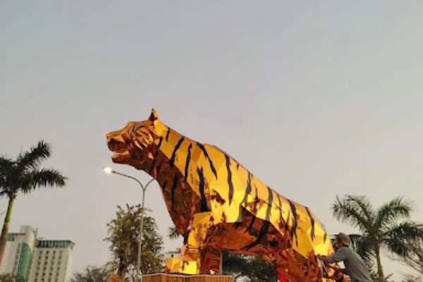 Hổ Phú Yên gây ấn tượng với tạo hình dũng mãnh, bóng bẩy. Mô hình được đặt tại đường hoa của thành phố Tuy Hoà. Chú hổ được thiết kế vô cùng bắt mắt với hình thức óng vàng