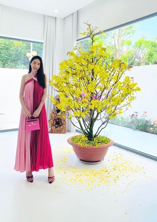 Showbiz 4/2: Nhã Phương hiếm hoi để lộ dung nhan ái nữ, Thủy Tiên 'thoát kén' cực táo bạo - Ảnh 3