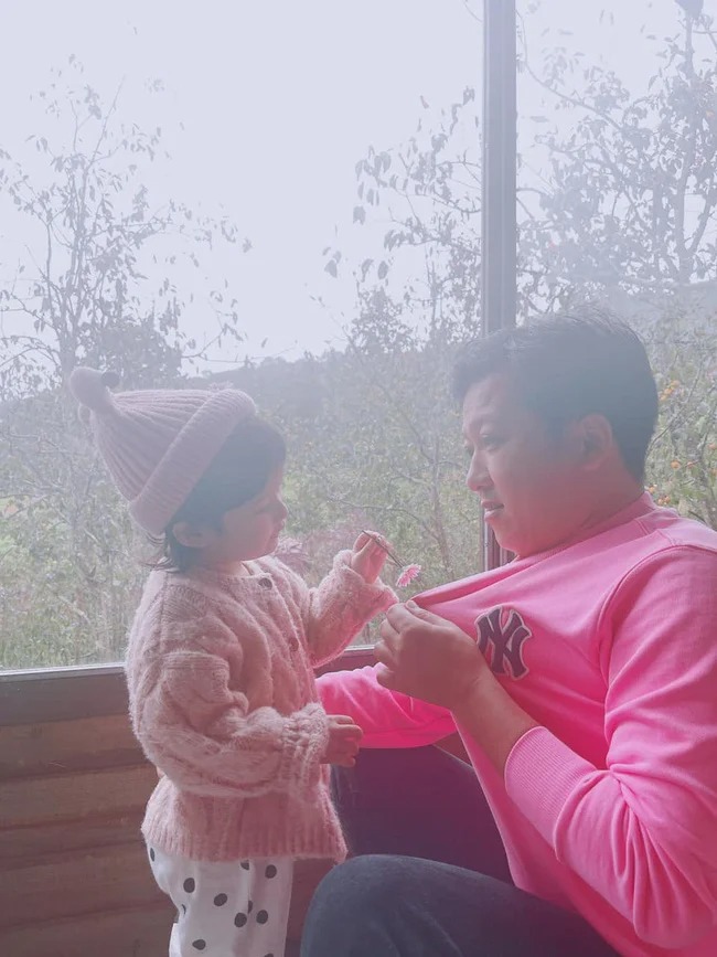 Showbiz 4/2: Nhã Phương hiếm hoi để lộ dung nhan ái nữ, Thủy Tiên 'thoát kén' cực táo bạo - Ảnh 1