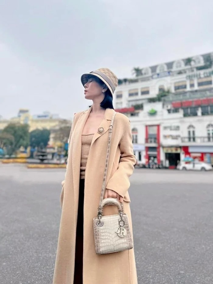 Showbiz 24h: Lệ Quyên khoe dáng 'bạo' ngày đầu năm, 'cô Xuyến' Hoàng Yến lộ thỏa thuận ở rể ‘cực sốc’ - Ảnh 1 Showbiz 24h: Lệ Quyên khoe dáng 'bạo' ngày đầu năm, 'cô Xuyến' Hoàng Yến lộ thỏa thuận ở rể ‘cực sốc’ - Ảnh 1