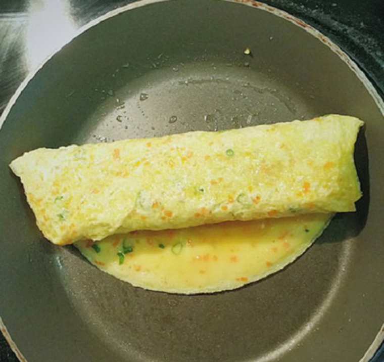 Rán trứng đừng đổ thẳng vào chảo, làm ngay 1 bước giúp trứng xốp mềm tan 2