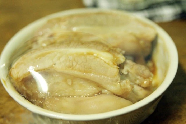 Hãy nhớ thoa đều gia vị lên các mặt thịt rồi dùng màng bọc thực phẩm bọc kín, ướp thịt trong khoảng 15 phút. Ảnh minh họa Hãy nhớ thoa đều gia vị lên các mặt thịt rồi dùng màng bọc thực phẩm bọc kín, ướp thịt trong khoảng 15 phút. Ảnh minh họa